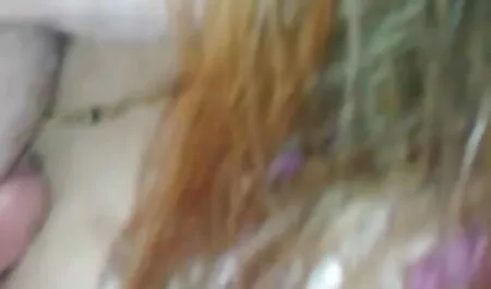 Musta ilmainen porno nainen tarttui piestyyn polkuun ja toteutti seksifantasioita kanssaan.