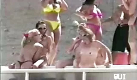 Mimi Ibara terve ja musta koira istuu porno karhu sen päällä.