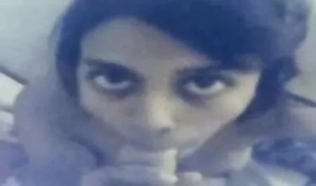 Kolmen blondin Orgiat ilmaiset porno videot kahdella hammasraudalla.