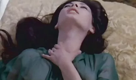 Nuori kaunotar syntyi katsomaan puutarhaan venäläistä pornoa