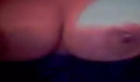 Nuori nainen pakenee viettämään tylsää yötä eläkeläisten ilmaiset seksivideot kanssa.