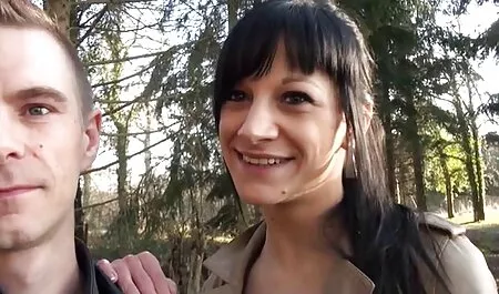 Katsella huijari kypsää pornoa saunassa Blondi