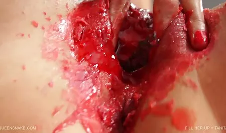 Hän unohti tehdä aamiaista ja pornoa ilmaiseksi tarttui pojan tippiin.