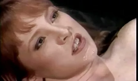 Nuori opiskelija ottaa ilmaiset pornoleffat jalkapalloilijalta suihin panon takia.