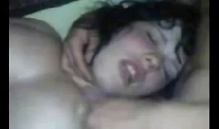 Tämän matkan jälkeen mies, joka harjoittaa venäläisen tytön seksivideo ilmainen partaa ja täydentää kasvojaan.