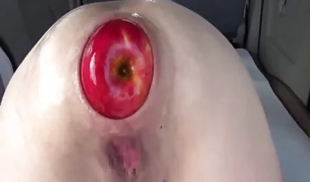 Espanjassa tummaihoinen nainen antoi rahaa kadulla olleeseen pakettiautoon. pornovideoita