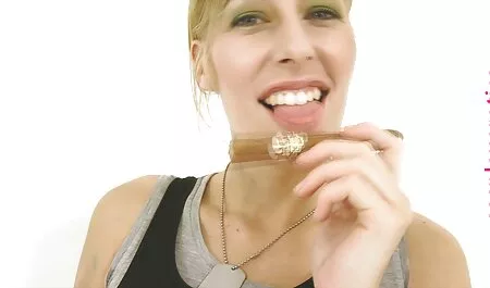 Harmaa blondi oli seksiä porno hänen poikaystävänsä paras ystävä.