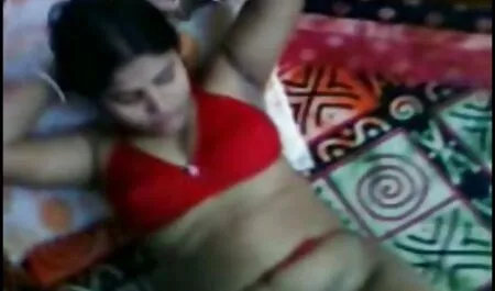 Höyrypumpputytöt tapaavat myyjän maitopiisin ylilauta porno kanssa pukuhuoneessa