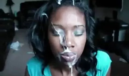 Vaihdan meikkiä kasvoillani. pornovideoita