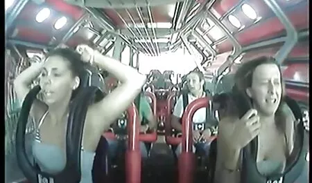 Blondi poliisiautossa poliisin edessä, mukana vanhempi parhaat pornosivut mies,