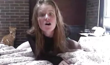 Äiti ja poika pornovideot xxx kuvaavat nauhaa sohvalla.