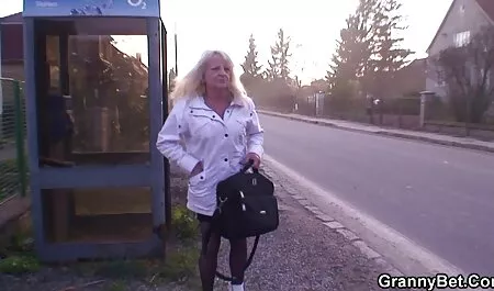 Kiehtova pornovideoita pöly kumipäällysteisessä hatussa