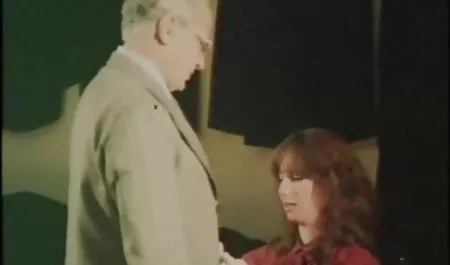 Eroottinen kauneus pelata täynnä venäläistä pornoa Tšekin ja hänen poikaystävänsä makuuhuoneessa