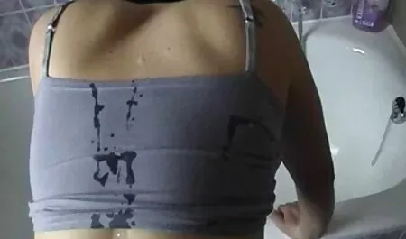 Porealtaassa ilmaista suomalaista pornoa leikkiminen luksusagenteilla täytti koiran ja kasvot.