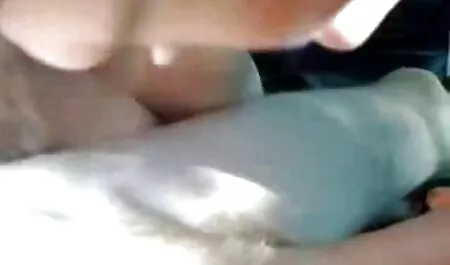 Hän veti kovaa pornoa hänen Latina öljyä pihalla ja vain poimia kultaa