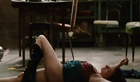 Tappelun jälkeen tyttö käsittelee seksivideo ilmainen homoa,