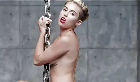 Vaimo naapurin vaimon kanssa koti porno ja valittaa tahallaan